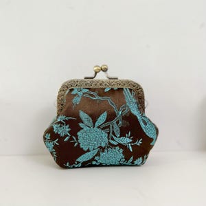 Monedero con cierre de beso cosido a mano - Pequeño estuche para accesorios - Cartera artesanal - Patrones antiguos - Ideas de regalo únicas
