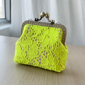 Monedero con cierre de beso cosido a mano - Monedero de tela de algodón con flores de encaje de neón amarillo - Estuche para accesorios casuales - Ideas de regalos únicas - Billetera hecha a mano