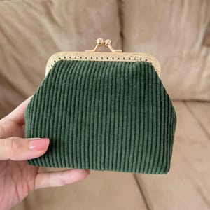 Monedero con cierre de beso cosido a mano - Monedero vintage de tela de pana verde - Ideas para regalos - Monedero casual hecho a mano - Monedero de rayas verdes