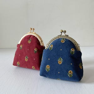 Monedero de algodón con cierre de beso cosido a mano - Accesorios - Monedero rojo - Monedero pequeño hecho a mano - Ideas de regalo - Monedero de pana azul con estampado floral