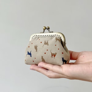Monedero con cierre de beso cosido a mano - Monedero beige de pana con gatos - Estuche para accesorios hecho a mano - Ideas para regalos