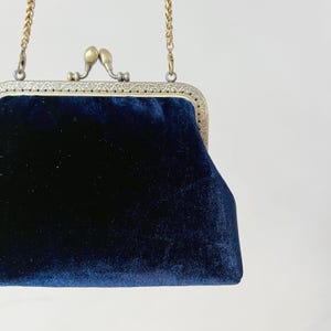 Pochette cousue main Kiss Lock - Sac de soirée en tissu flanelle de velours bleu foncé de Style vintage avec chaîne - Pochette faite main