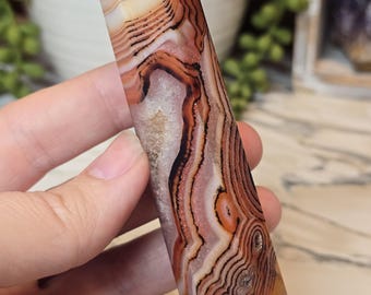 Sardonyx crystal tower with druzy 4in