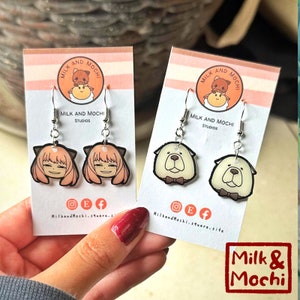 Chibi Anime Accessoires Ohrringe Pins Schlüsselringe Aufkleber | Ohrstecker Clip on Drop Schlüsselanhänger Cosplay Comic Con Manga | Kawaii Spion Gamer Merch Heh