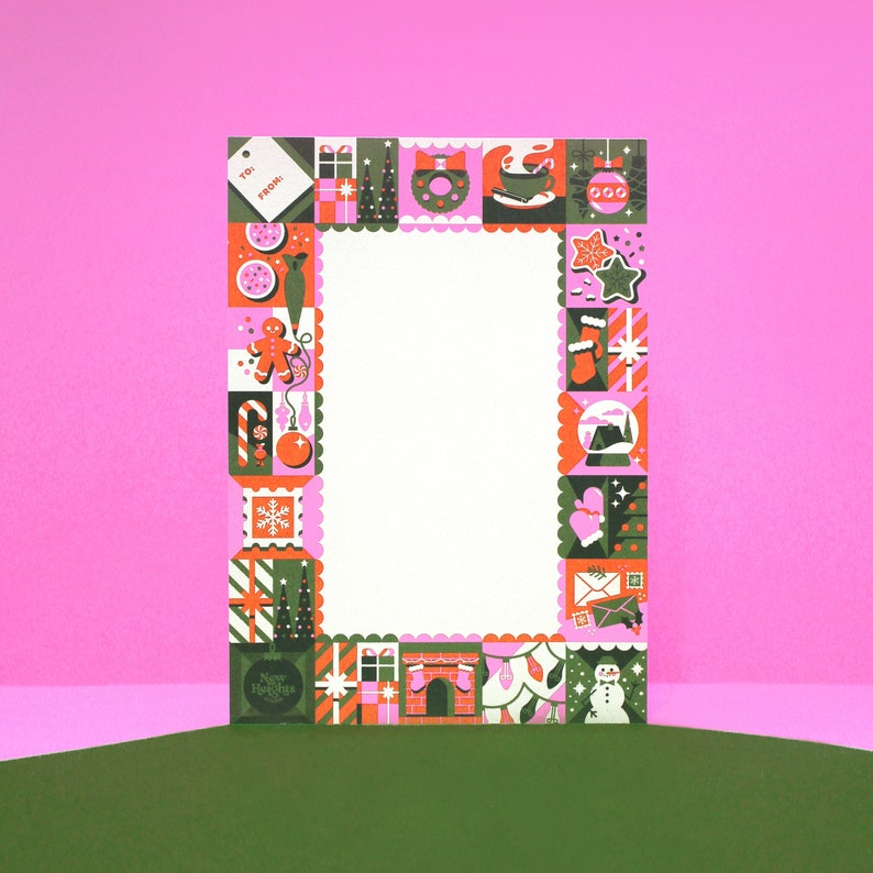 Peut inclure: Une feuille de papeterie sur le th&egrave;me de No&euml;l avec un int&eacute;rieur blanc et une bordure d&eacute;corative. La bordure pr&eacute;sente un motif r&eacute;p&eacute;t&eacute; d'ic&ocirc;nes de vacances en vert, orange, rose et blanc, notamment des cadeaux, des ornements et un bonhomme de neige. Le coin sup&eacute;rieur gauche porte l'inscription "TO: FROM:"
