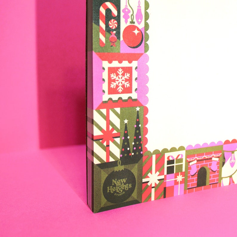 Peut inclure: Un cadre d&eacute;coratif sur le th&egrave;me de No&euml;l avec un int&eacute;rieur blanc. Le cadre pr&eacute;sente un motif r&eacute;p&eacute;t&eacute; d'&eacute;l&eacute;ments de vacances, notamment des cannes en bonbon, des ornements, des cadeaux et des arbres de No&euml;l en rouge, vert, rose et blanc. Le texte "New Heights Studio" est visible.
