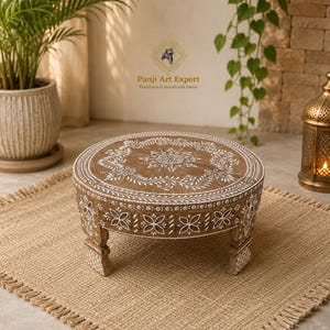 Piattaforma di preghiera rotonda in legno intagliato a mano per la Pooja, dipinta di bianco con motivi floreali, decorazione per il tempio domestico.