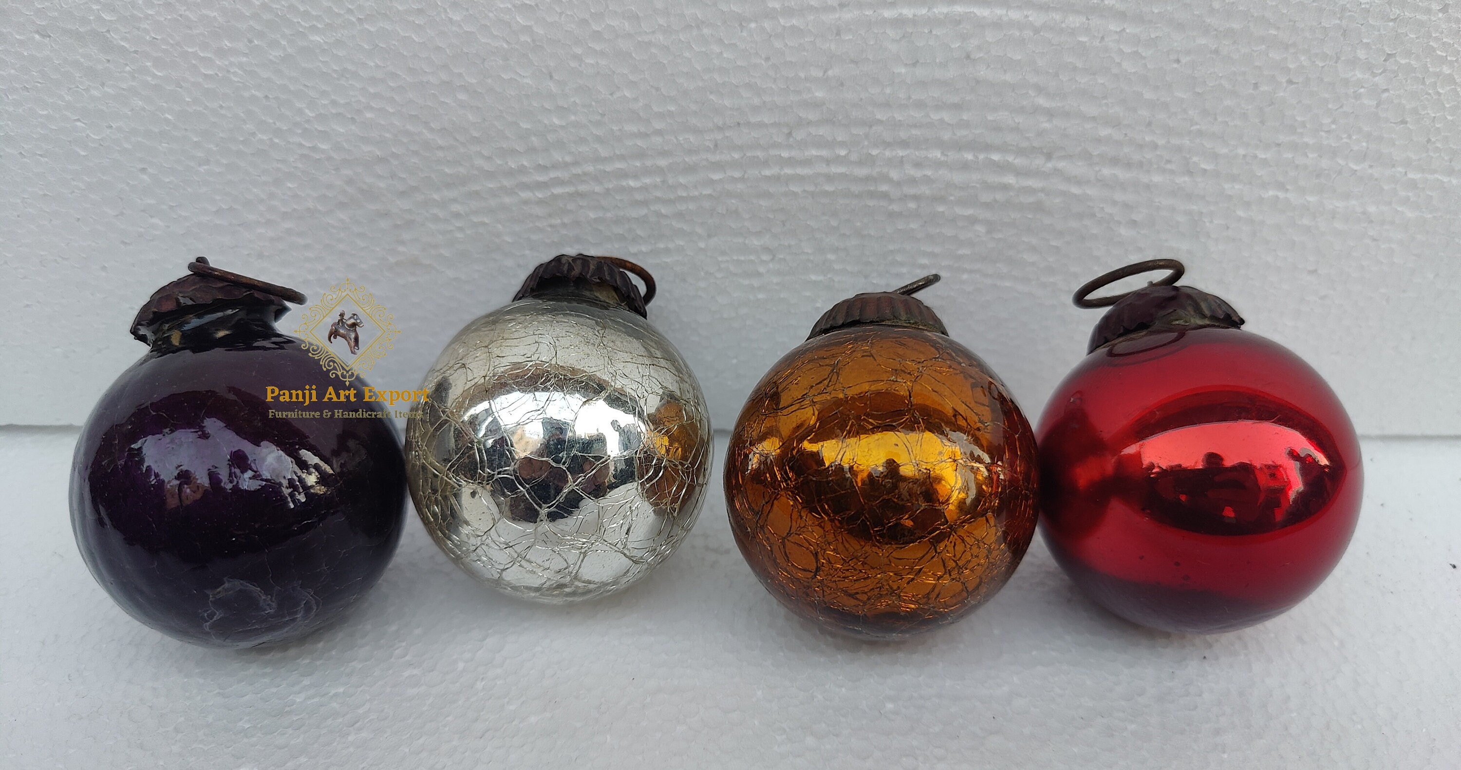 Boules Décoratives De Style De Noël Et Bouteilles Peintes De Champagne Image stock - Image du