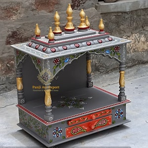 Handgefertigter Pooja Zimmerstempel aus Holz: Wandbehang Mandir in Grau & Gold