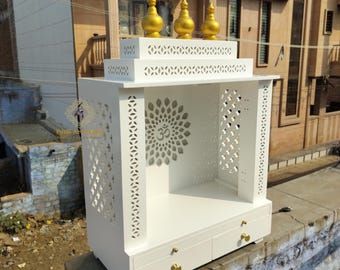 Handgefertigte weiße Mandir aus Holz: LED OM Design Pooja Ghar