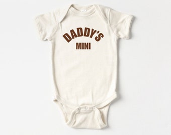Papas Mini Onesie®, Papas kleines Mädchen Onesie®, neues Papa Geschenk, minimalistischer Bodysuit, Vatertag Natural Baby Onesie®, ich liebe meinen Papa