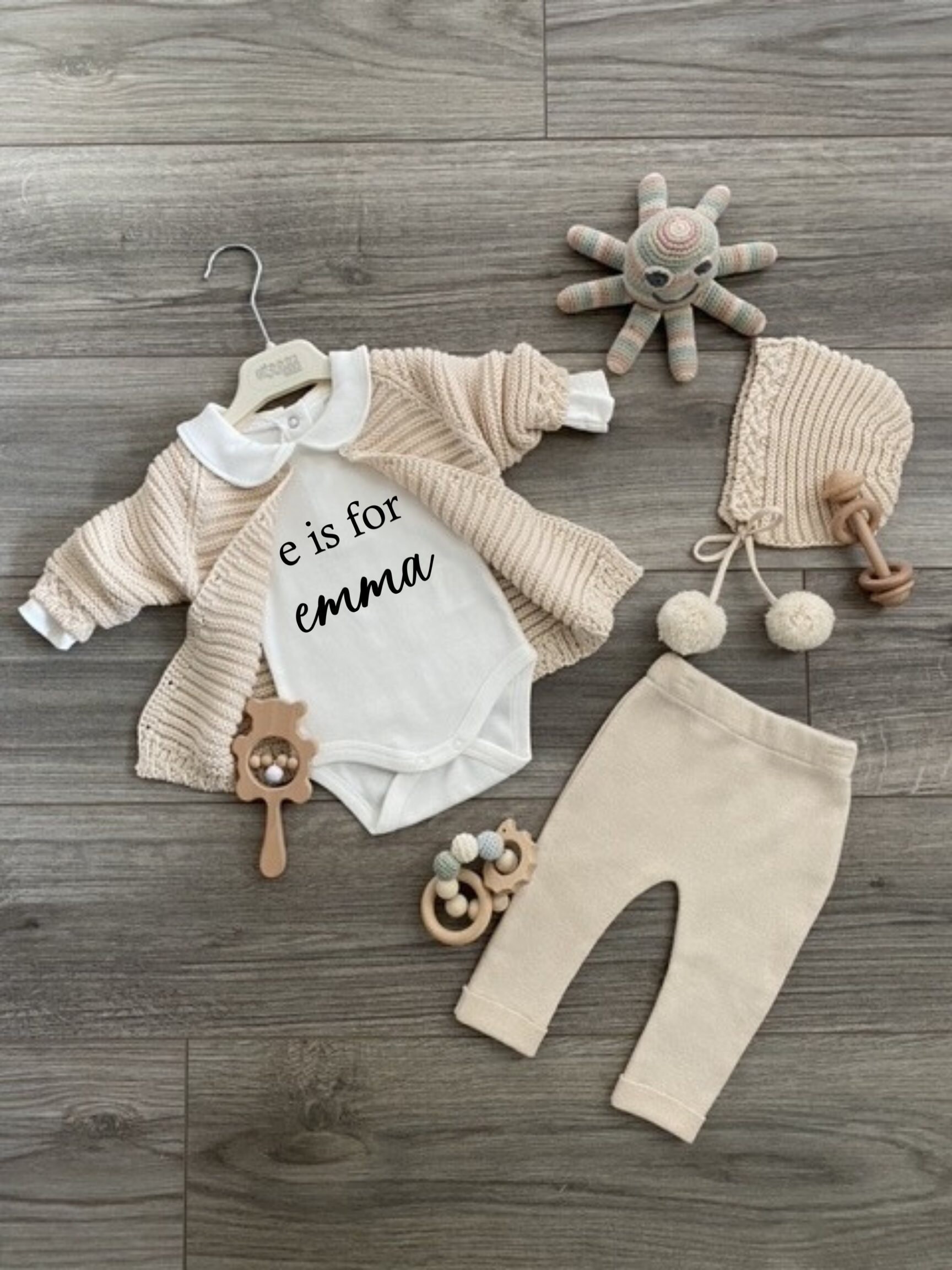 Custom Girl Onesie Welcome Baby Girl Gift Set Knitted Baby Girl Outfit Name Reveal Onesie Expecting Mom Gift Clothing Girls Clothing Baby Girls Clothing Clothing Sets Personalized Name Onesie 