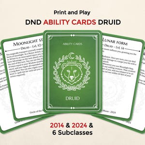 Puede incluir: Un conjunto de cartas de habilidades de Druida para Dungeons and Dragons, con un diseño verde y blanco. Las cartas muestran texto e ilustraciones, con la palabra "Druida" en un lugar destacado. La imagen también incluye el texto "Print and Play" y "2014 & 2024 & 6 Subclases."