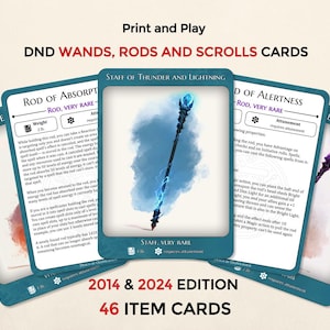 Op de afbeelding: Een set DND Wands, Rods and Scrolls kaarten met de tekst Print and Play, 2014 & 2024 Edition en 46 Item Cards. De kaarten tonen gedetailleerde illustraties van magische voorwerpen zoals de Staff of Thunder and Lightning.