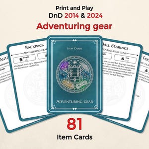 Puede incluir: Un conjunto de 81 cartas de objetos para Dungeons & Dragons, con un diseño turquesa y blanco. Las cartas muestran ilustraciones de equipo de aventura, con el texto "Adventuring Gear".
