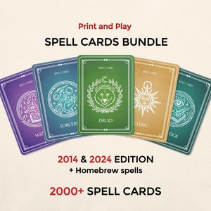 Puede incluir: Un paquete de cartas de hechizos con ilustraciones de mago, druida y clérigo. Las cartas son de color púrpura, azul, verde y dorado. El texto incluye "Spell Cards Bundle", "2014 & 2024 Edition" y "2000+ Spell Cards".