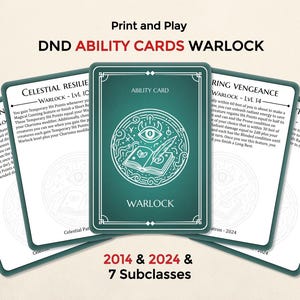 Może przedstawiać: Zestaw kart umiejętności D&D dla klasy Warlock. Karty mają turkusowe tło z białym tekstem i ilustracjami. Centralna karta przedstawia wzór oka, książki i pióra. Tekst zawiera "2014 & 2024 & 7 Podklas."