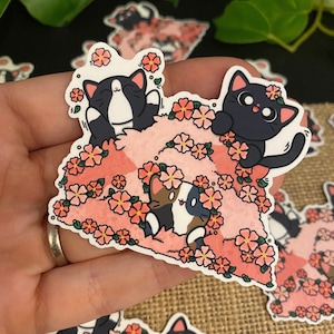 Spring Cats in Sakura Pile - Katzen Aufkleber - wasserfester Aufkleber, Laptop-Aufkleber, Wasserflaschen-Aufkleber