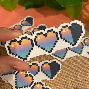 Rainbow Pixel Heart Sticker - Autocollant Gamer - Autocollant vinyle pour ordinateurs portables, bouteilles d’eau, planificateurs et journaux