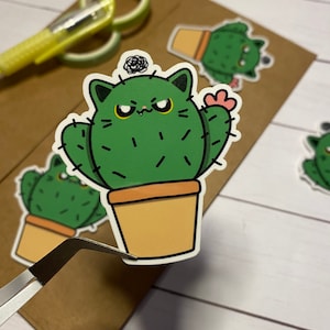 Angry Cactus - Etiqueta engomada del gato - Calcomanía de vinilo para computadoras portátiles, botellas de agua, planificadores y diarios