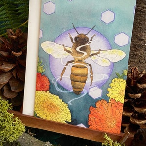 Carte vierge Abeille ~ Chrysanthème abeille spirituelle aquarelle fée lunatique jardin de fleurs édifiante ailes d'abeilles volantes illustration en nid d'abeille