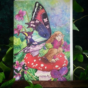 Carte violette de fée champignon ~ amanite champignon royaume des fées fantastique fée espiègle ailes de papillon fée aquarelle art fantastique des bois