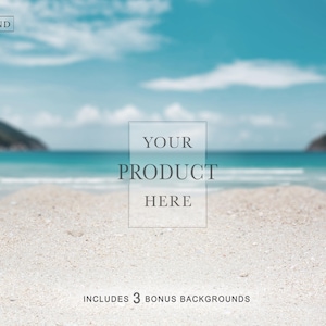 Könnte beinhalten: Ein digitaler Fotohintergrund mit einer unscharfen Strandszene, weißem Sand im Vordergrund und einem türkisfarbenen Ozean unter blauem Himmel. Das Bild enthält den Text THE BACKGROUND COMPANY, YOUR PRODUCT HERE und INCLUDES 3 BONUS BACKGROUNDS.