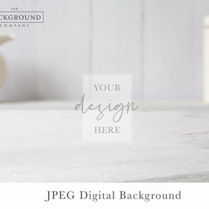 Puede incluir: Fondo de madera blanco con una jarra blanca y un tarro blanco desenfocados. El texto "YOUR design HERE" está en un cuadro gris en el centro de la imagen. El texto "JPEG Digital Background" está en la parte inferior de la imagen.