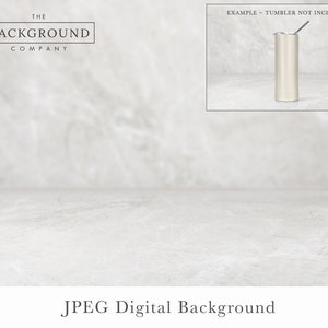 Peut inclure: Image de fond numérique avec une texture de marbre gris clair. L'image comprend un petit encart montrant un gobelet beige avec une paille. Le texte "THE BACKGROUND COMPANY" est en haut à gauche. Le texte "EXAMPLE ~ TUMBLER NOT INCLUDED" est dans l'encart.