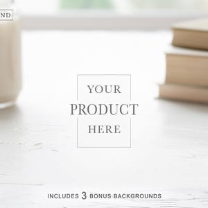 モダンで明るい白いテーブルのモックアップ | テーブルの背景モックアップ | テーブルの背景モックアップ | 瓶キャンドルと本の山ストックフォト