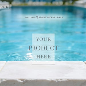 Puede incluir: Un fondo de fotografía digital que muestra el borde de una terraza de piscina de piedra blanca en primer plano y una piscina azul desenfocada al fondo. El texto incluye THE BACKGROUND COMPANY, INCLUDES 3 BONUS BACKGROUNDS y YOUR PRODUCT HERE.