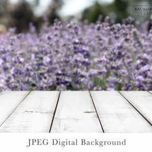 Puede incluir: Una mesa de madera blanqueada con un fondo borroso de un campo de flores de lavanda púrpura.