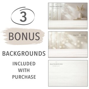Puede incluir: Una visualizaci&oacute;n de producto digital que presenta el texto 3 BONUS BACKGROUNDS INCLUDED WITH PURCHASE y tres im&aacute;genes de vista previa rectangulares que muestran superficies de madera clara con varios entornos interiores desenfocados y el texto THE BACKGROUND COMPANY.