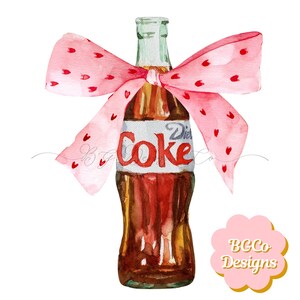 Könnte beinhalten: Eine Glasflasche Diät-Cola mit einer rosa Schleife um den Hals. Die Schleife hat weiße Punkte. Die Flasche steht auf einem weißen Hintergrund. Der Text "Diet Coke" ist auf der Flasche sichtbar.