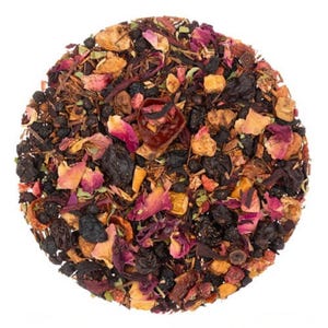 Può includere: Primo piano di una miscela di tè sfuso, con una varietà di frutta secca, petali di rosa e bacche. Il tè comprende bacche viola scuro, pezzi di frutta arancione e foglie di tè marrone rossiccio, creando un aspetto colorato e strutturato.