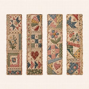 Puede incluir: Cuatro marcapáginas rectangulares de tela con complejos diseños de patchwork, estampados florales, cuadros y corazones. Cada marcapáginas está adornado con un delicado encaje color crema en los bordes y muestra texturas acolchadas en tonos suaves de azul, rojo, verde y beige.