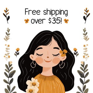 Puede incluir: Ilustraci&oacute;n de una mujer con cabello negro, ojos cerrados y una flor en el cabello, sosteniendo flores. La imagen incluye el texto "&iexcl;Env&iacute;o gratis a partir de 35 &euro;!" rodeado de elementos florales en tonos amarillos, marrones y verdes sobre un fondo blanco.