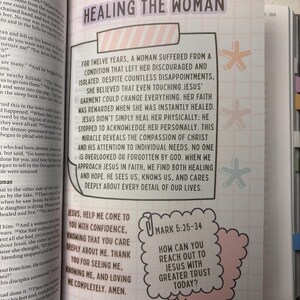 Może przedstawiać: Strona z książki zatytułowana Healing the Woman, z tłem w kratkę, pastelowymi ikonami gwiazdek i ramką tekstową podsumowującą Ewangelię według św. Marka 5:25-34. Strona zawiera modlitwę i pytanie do refleksji, wydrukowane ciemną czcionką.