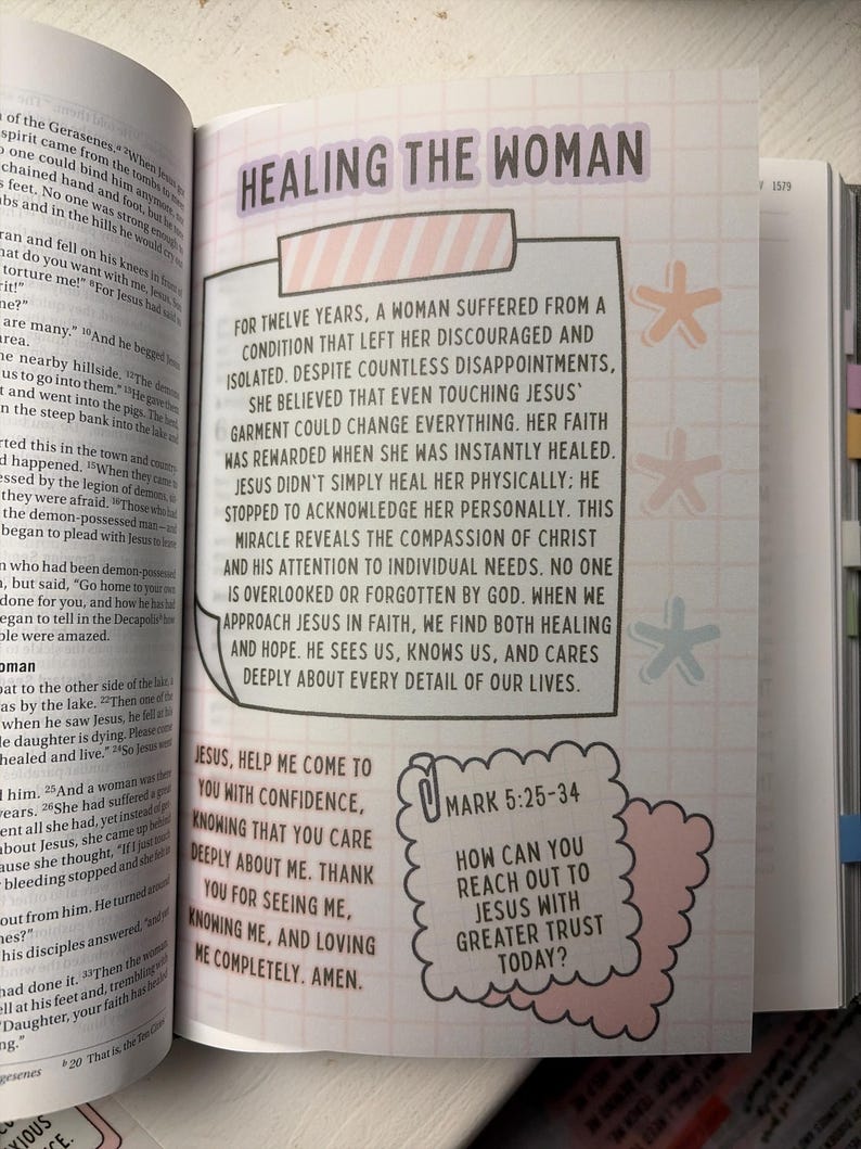Może przedstawiać: Strona z książki zatytułowana Healing the Woman, z tłem w kratkę, pastelowymi ikonami gwiazdek i ramką tekstową podsumowującą Ewangelię według św. Marka 5:25-34. Strona zawiera modlitwę i pytanie do refleksji, wydrukowane ciemną czcionką.