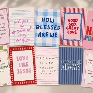 Op de afbeelding: Een verzameling kleurrijke kaarten met inspirerende citaten en zinnen. De kaarten hebben verschillende ontwerpen, waaronder ruitjes, strepen en bloemaccenten. Tekst bevat "Be Strong", "Love Like Jesus" en "You Have Purpose".