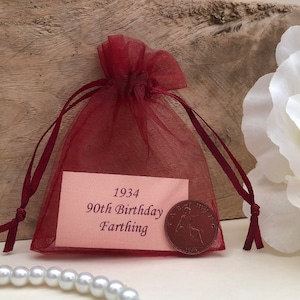 90e anniversaire 1935 Farthings dans un sac cadeau en organza - pour carte de 90e anniversaire - Pièce nostalgique de l'année de naissance (pour homme ou femme) Pièce du roi George V