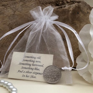 Cadeau de la mariée en argent de six pence - quelque chose de vieux - chaussure de mariage / breloque bouquet - dans un sac cadeau en organza blanc - pièce de monnaie traditionnelle de la future mariée