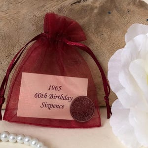 60e anniversaire 1965 Six pence dans un sac cadeau en organza - pour carte de 60e anniversaire - Pièce de l'année de naissance (pour homme ou femme) Pièce nostalgique d'Elizabeth II