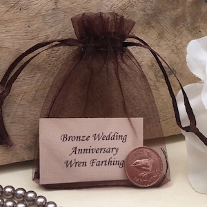 Bronze, anniversaire de mariage, vieux troglodyte farthing dans un sac cadeau en organza - Traditionnel pour carte 8e 19e - Pièce de monnaie en bronze George VI - Souvenir de 8 ans