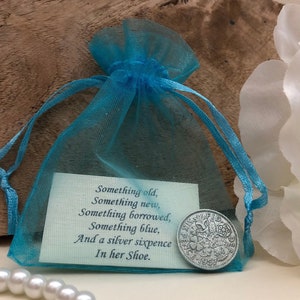 Cadeau en argent de six pence pour la mariée - quelque chose de vieux, quelque chose de bleu - chaussure de mariage/breloque de bouquet - dans un sac en organza turquoise - pièce de monnaie traditionnelle