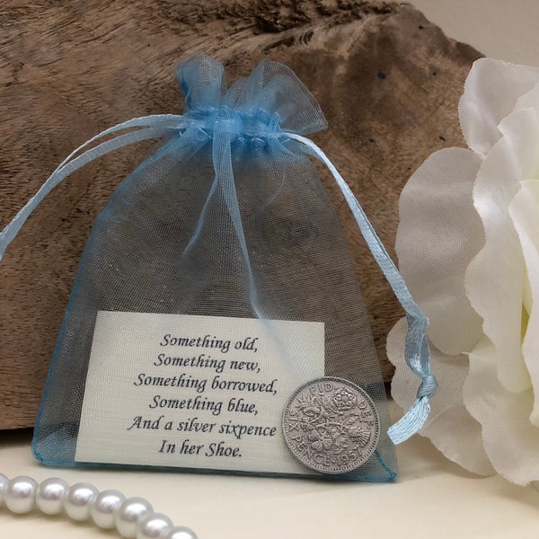 Cadeau de la mariée en argent de six pence - quelque chose de vieux, quelque chose de bleu - chaussure de mariage dans un sac en organza bleu clair - pièce de monnaie traditionnelle cadeau