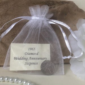 1965 Six pence diamants d'anniversaire de mariage - dans un sac en organza - pour la 60e carte - Cadeau souvenir traditionnel - 60 ans - Pièce nostalgique