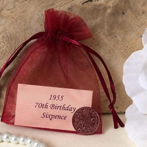 70e anniversaire 1955 porte-bonheur dans un sac en organza - pour carte de 70e anniversaire - cadeau d'année de naissance (homme ou femme) - cadeau pièce de monnaie nostalgique