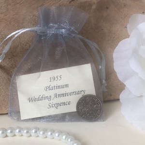 1955 Six pence en platine cadeau d'anniversaire de mariage dans un sac en organza - Cadeau traditionnel - Souvenir de 70 ans - Pièce nostalgique - pour carte des années 70