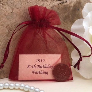 85e anniversaire de l'année 1940 Farthing dans une pochette en organza - pour carte de 85e anniversaire - Pièce nostalgique de l'année de naissance (pour homme ou femme) - Pièce George VI